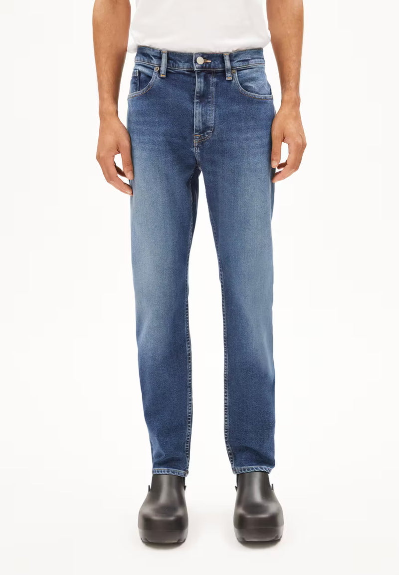 ARMEDANGELS AARJO TARPA Jeans Tapered Leg Mid Waist recycelter Baumwoll Mix Comfort-Stretch